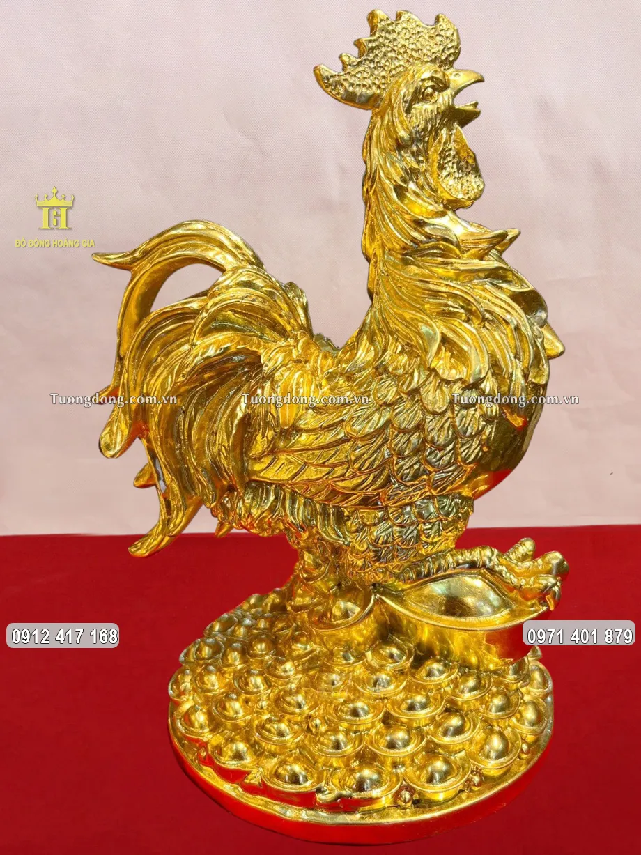Hình ảnh nhìn nghiêng của bức tượng gà trống